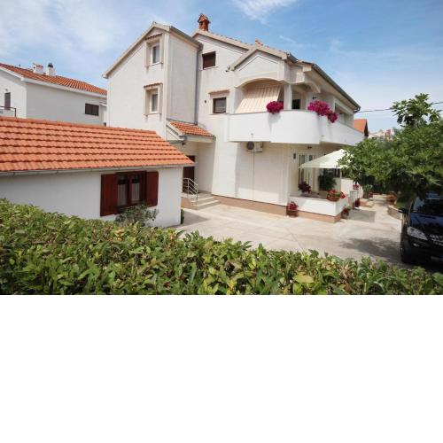 Cosy apartment 5min to beach Mirela Borik