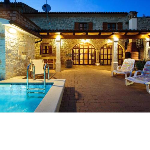 Cosy holiday home in Vrsar with private pool