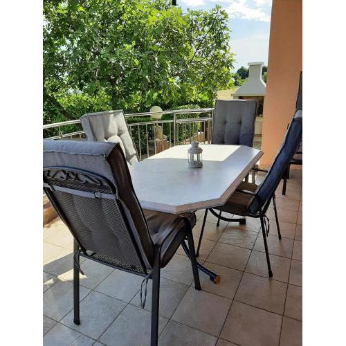 Cosy, sea view apartment Porat