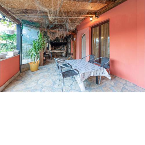 Cozy Apartment In Benkovac With Wifi