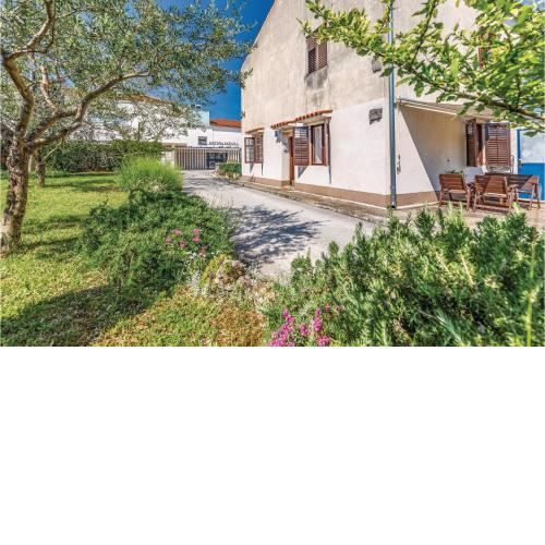 Cozy Apartment In Fazana With Kitchen