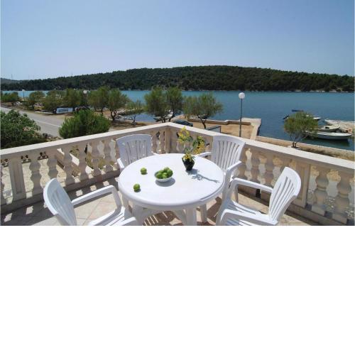 Cozy Apartment In Jadrtovac With House Sea View