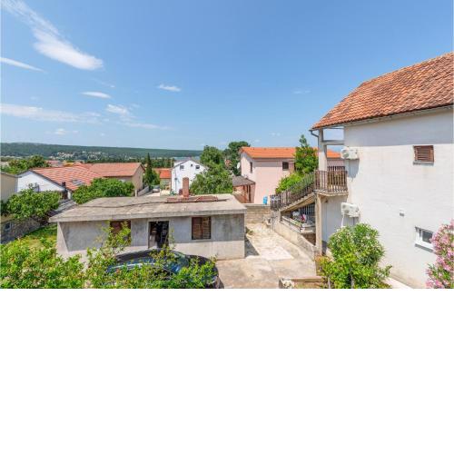 Cozy Apartment In Karin Gornji With Kitchen