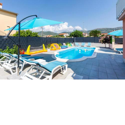 Cozy Apartment In Kastel Novi With House Sea View