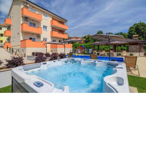 Cozy Apartment In Opric With House Sea View
