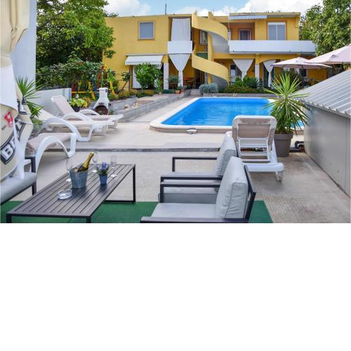 Cozy Apartment In Pakostane With House Sea View