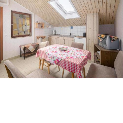 Cozy Apartment In Porec With Kitchen
