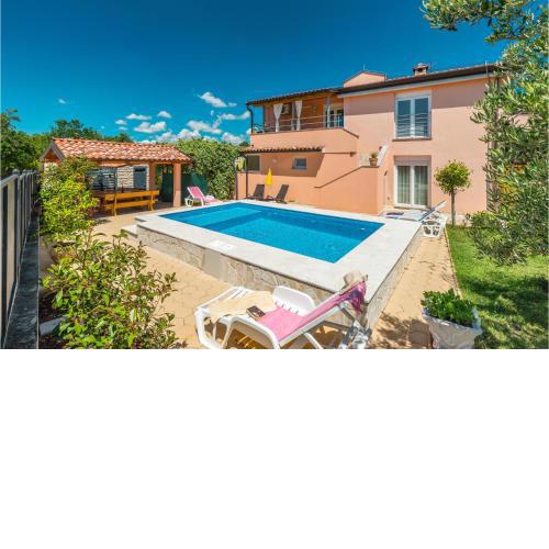 Cozy Apartment In Porec With Wifi