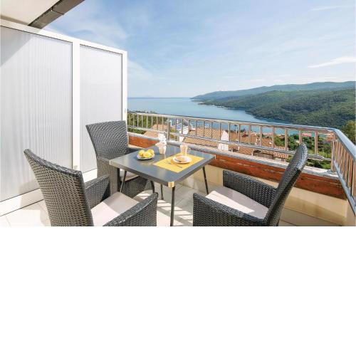 Cozy Apartment In Rabac With Kitchen