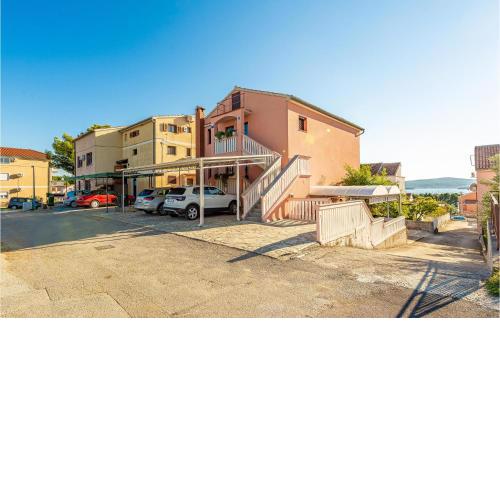 Cozy Apartment In Sveti Filip I Jakov With Wifi