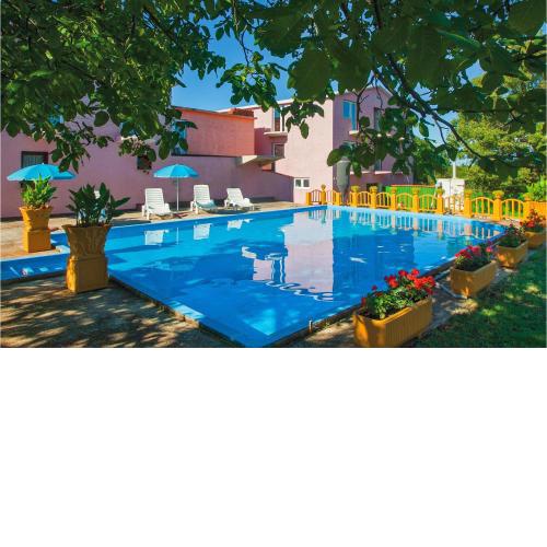 Cozy Apartment In Valtursko Polje With Wifi
