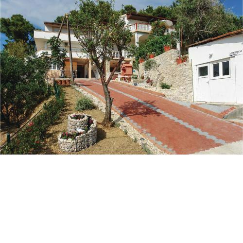 Cozy Apartment In Vlasici With Wifi
