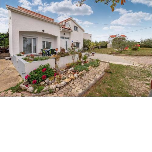 Cozy Apartment In Vrsi With Wifi