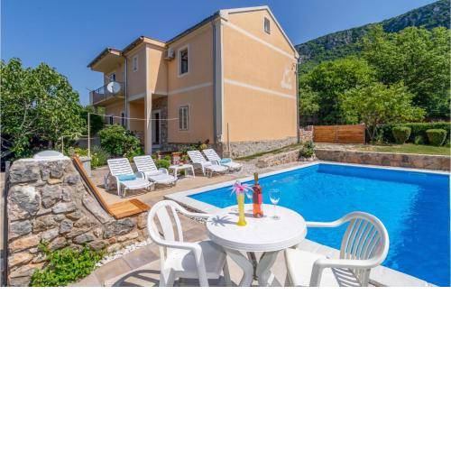 Cozy Home In Grizane With Kitchen
