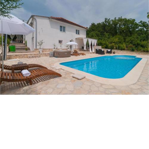 Cozy Home In Hrvace With Jacuzzi