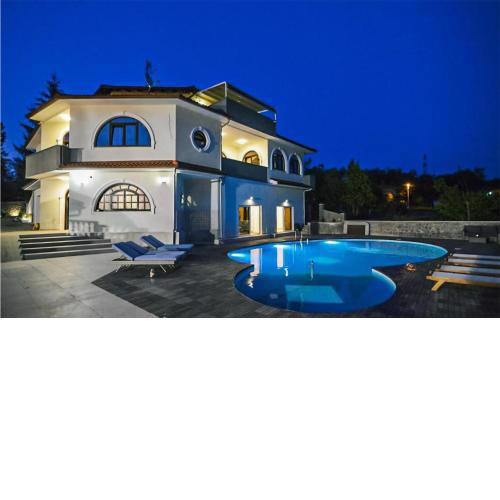 Cozy Home In Jurdani With Heated Swimming Pool