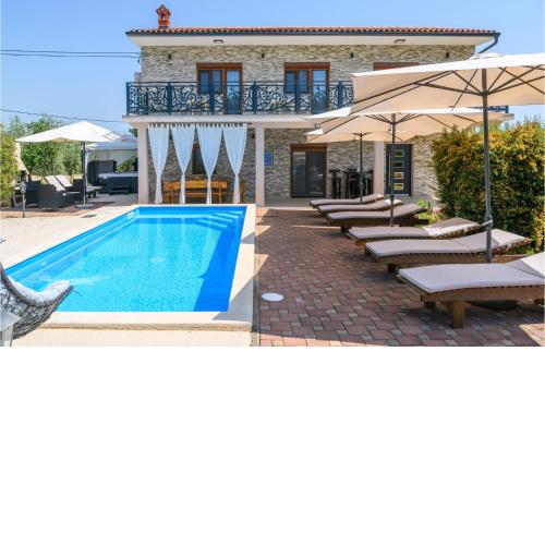 Cozy Home In Marcana With Jacuzzi