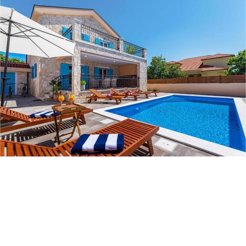 Cozy Home In Privlaka With Heated Swimming Pool