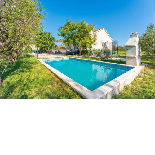 Cozy Home In Prkos With Jacuzzi