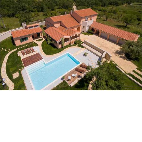Cozy Home In Prkos With Wifi