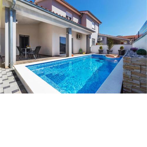 Cozy Home In Skatari With Outdoor Swimming Pool