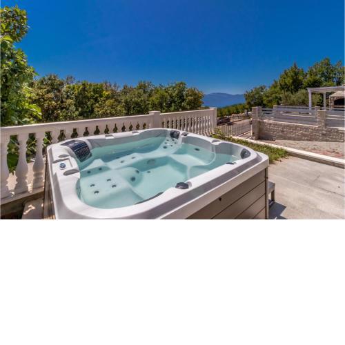 Cozy Home In Smrika With Jacuzzi