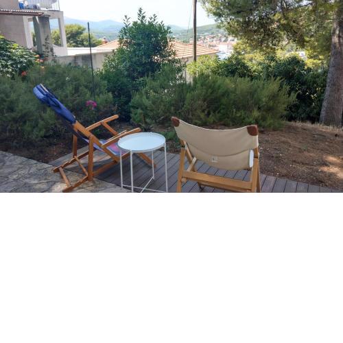 Cozy Jelsa apartment in the shade of the pines.