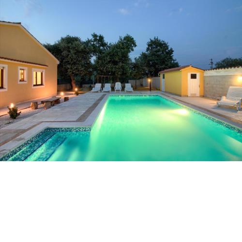 Cozy villa Green with private pool near Pula
