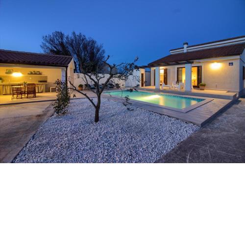 Cozy villa Nina with private pool near Pula, 2km from the beach