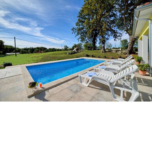 Cozy villa Paradiso with pool immersed in the greenery