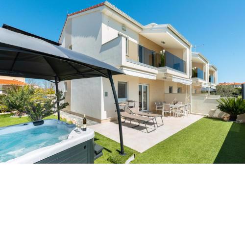 Crowonder Beachfront Reiterer Villa V1 with Jacuzzi 30 meters from the Beach