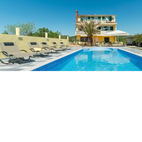 Crowonder Sun&Fun Holiday House with Large Swimming Pool, Playroom and Garden