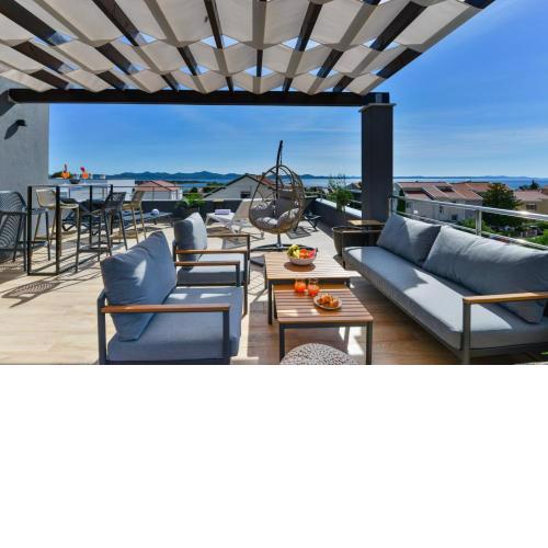 CROWONDER Villa Adriana - Villa with Heated Swimming Pool, Jacuzzi and Sauna
