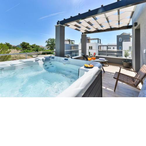 CROWONDER Villa Nika - Villa with Heated Swimming Pool, Jacuzzi and Sauna