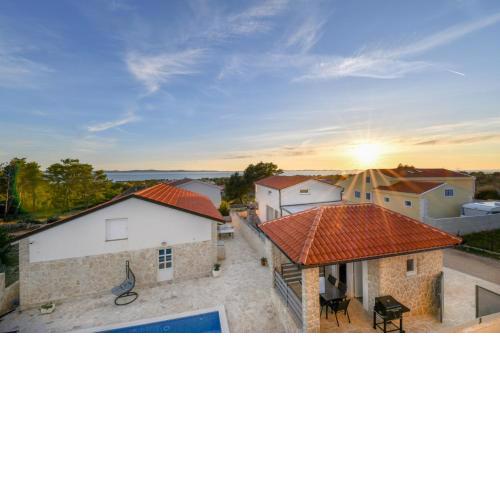 Crowonder Villa Smile with Swimming Pool and Stone Backyard