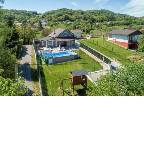 CVETKOVA HIŽA sa JACUZZIJEM