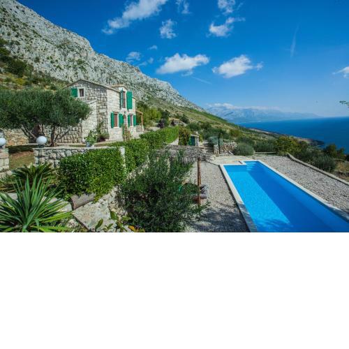Dalmatian stone villa with heated pool