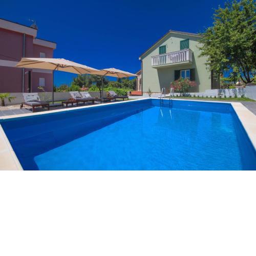 Dandy apartment with pool 2 bedrooms