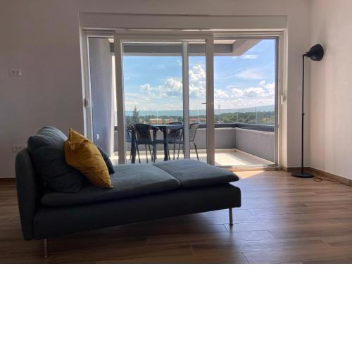 Daniela Family Apartment - top floor - new & quite location - great sea & island view