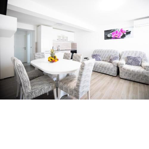 Deluxe Apartments Sanja with Seaview