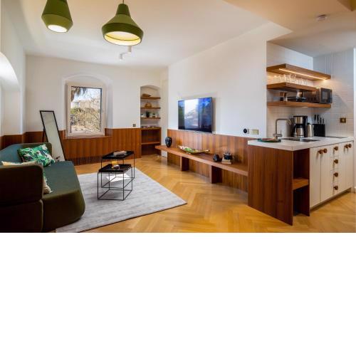 Deluxe Studio Socialist Chic Flavor