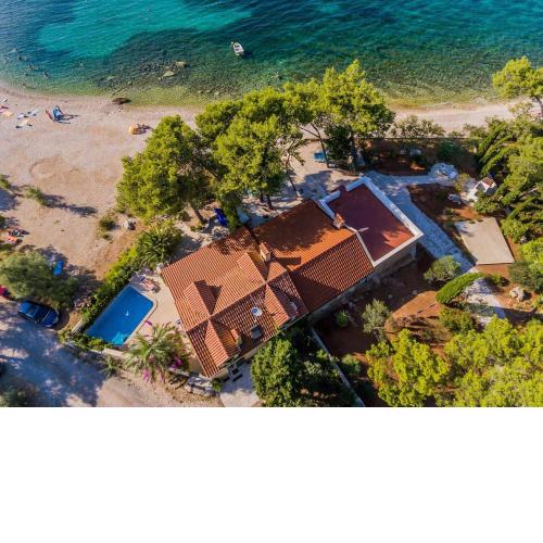 Deluxe Villa Sirena on the beach with Pool