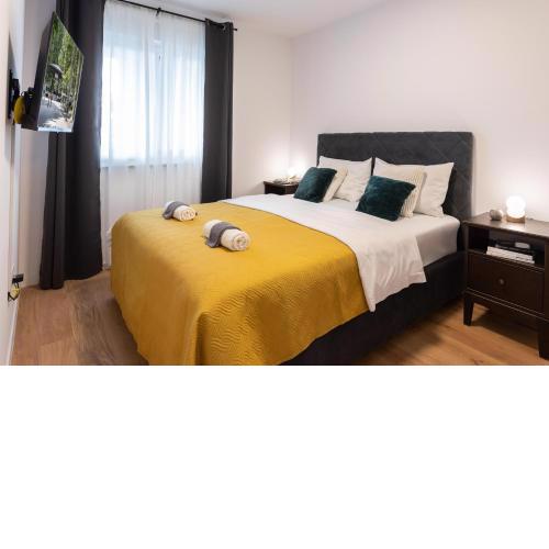 Design 2BDR Apartment with Balcony- FREE PARKING