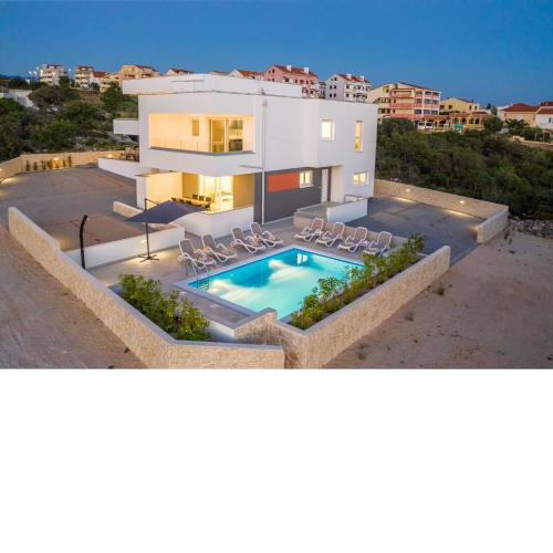 Dino 2 luxury apartment with pool