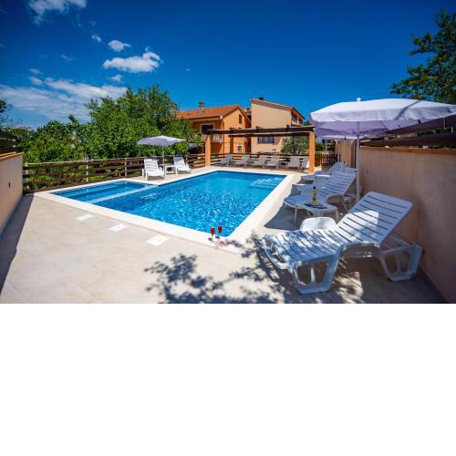 E-M Apartments with Private pool
