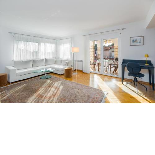 Elegant two-bedroom apartment with terrace in Rovinj