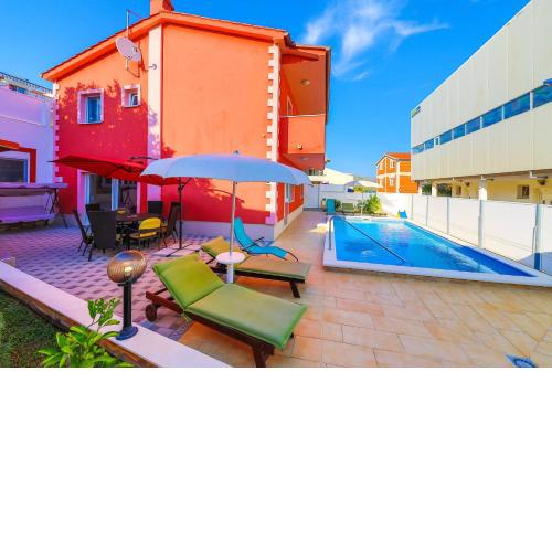 Elegant villa with sea view in Okrug Gornji + private pool