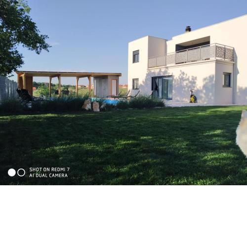 Enjoy Green, APP with swimming pool, garden, pets welcome