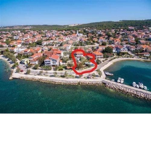 Erdgeschosswohnung mit Terrasse mit Meerblick, nur wenige Meter von Strand und Meer entfernt