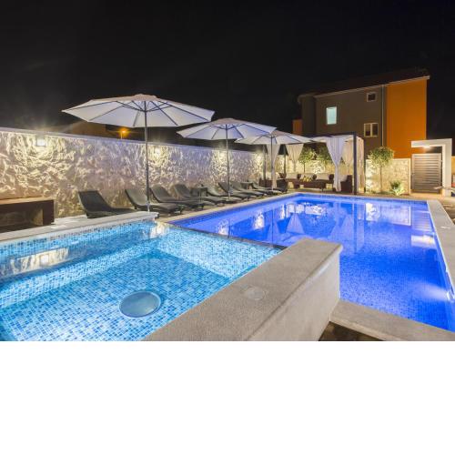Exquisite Villa with Private bubble bath in Greba tica